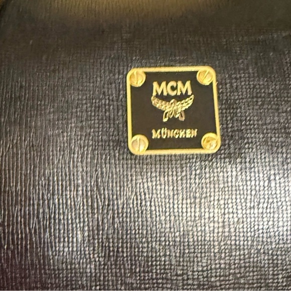 MCM München Barrel Shoulder Bag - Black Textured Leather Gold Zipper authentic - Picture 7 of 15
